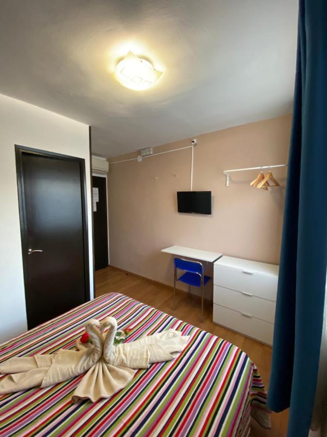 Hostal Urpi-Oklahoma Reus Ngoại thất bức ảnh